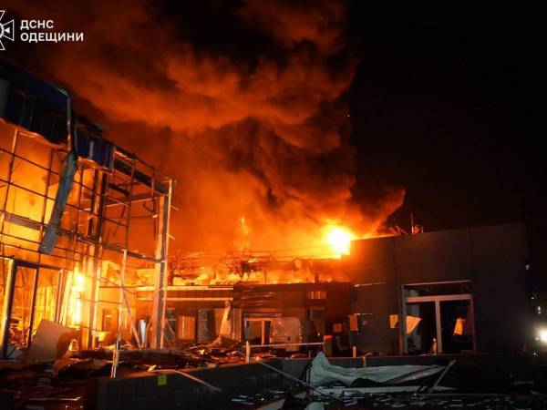 Un nuevo ataque ruso nocturno con drones de larga distancia mató a una persona en un puerto de la región Odesa y alcanzó infraestructura energética en la vecina de Mikoláyiv, según han informado las autoridades ucranianas. Estas son las imágenes del pavoroso ataque ruso.