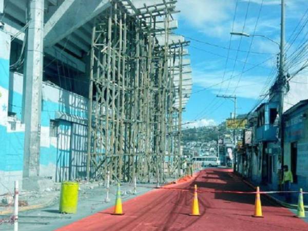 Las autoridades recomiendan a los conductores y peatones preferentemente evitar la zona.