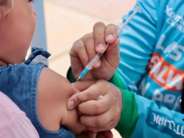 La vacuna contra el rotavirus forma parte del esquema nacional de vacunación del país y se aplica a los menores a los 2 y 4 meses de edad.