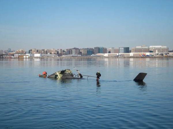 El helicóptero militar Black Hawk, con tres personas a bordo, realizaba un vuelo de entrenamiento y su tripulación era «bastante experimentada», según detalló este jueves el secretario de Defensa, Pete Hegseth.