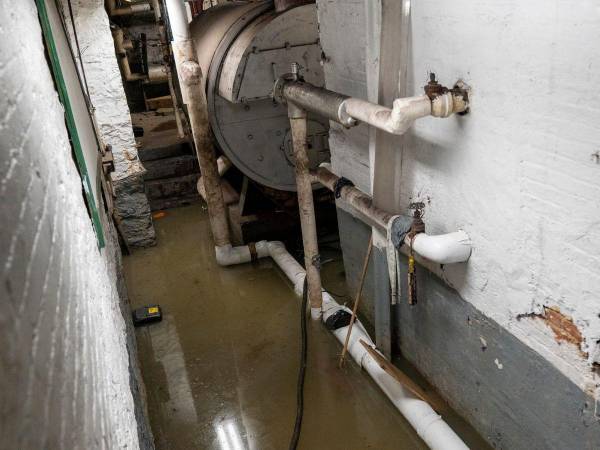 Las intensas lluvias que azotaron Nueva York dejaron dos muertos y provocaron graves inundaciones en calles y viviendas.