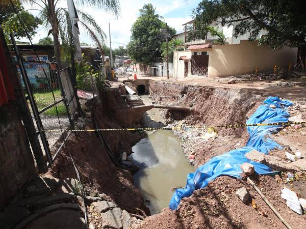 El socavón fue registrado desde el pasado 16 de octubre tras la época de lluvias que mantuvo la capital en alerta roja.