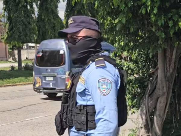 Elementos de la Policía Nacional llegaron horas después a la escena del crimen.