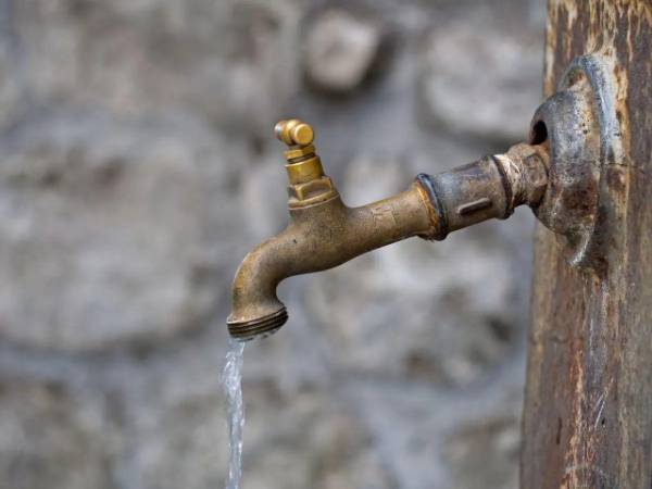Los habitantes del Distrito Central podrían enfrentar un panorama aún más complicado en el abastecimiento de agua potable a partir del 1 de agosto, ya que las autoridades prevén ampliar el intervalo de distribución del servicio hasta cada nueve días, como consecuencia de la disminución de las reservas en los principales embalses que abastecen la capital.