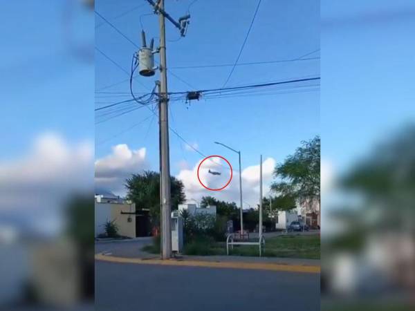En uno de los clips se mira cómo la aeronave vuela bajito, momentos antes del accidente.
