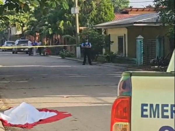 El cuerpo del hombre quedó tendido en medio de la calle.