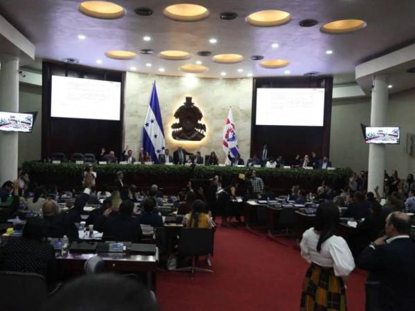 De alcanzarse acuerdos en estos cuatro puntos durante las reuniones de esta tarde, el pleno legislativo podría agendar la discusión final de la reforma eléctrica en los próximos días.
