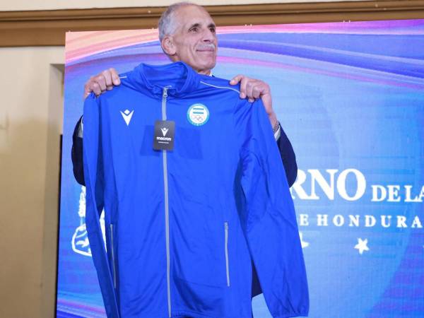 El mandatario elogió a los competidores hondureños por el esfuerzo, la disciplina y el sacrificio para participar en los XXV Juegos Centroamericanos y del Caribe.