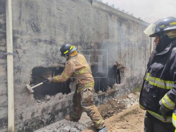 Haciendo todo lo posible para dar con el paradero de al menos cuatro personas desaparecidas en una bodega tras el derrumbe de un cerro en el anillo periférico. Aquí las imágenes de sus labores.