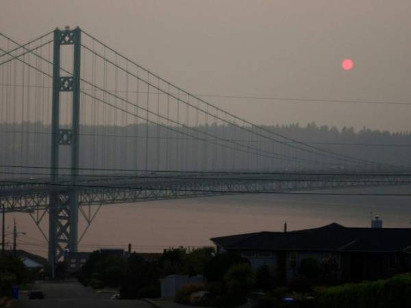 El cielo luce gris a raíz de los incendios forestales en la región. Foto: Agencia AP