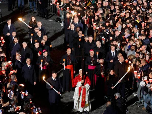 El trayecto, de más de una hora, se desarrolló íntegramente con el pontífice cargando la cruz de madera, recuperando así una tradición que no se veía desde 1994, durante el pontificado de Juan Pablo II.