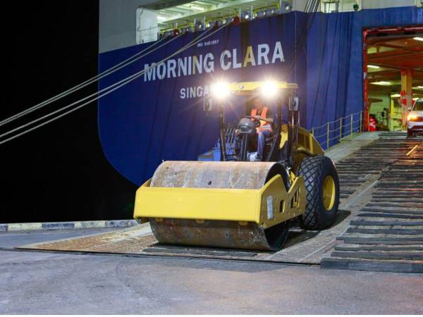 La maquinaria llegó al puerto Henecán en San Lorenzo, Valle y será distribuida a las alcaldías de Honduras como parte del programa impulsado por el presidente de la República, Nasry Asfura.