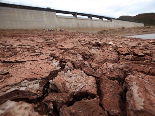 Los capitalinos proponen aprovechar los bajos niveles de las represas para retirar lodo y sedimentos, pero la Alcaldía advierte que hacerlo ahora podría afectar la calidad del agua.