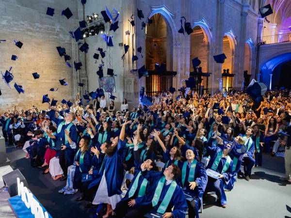 Las beneficiarias no solo reciben apoyo económico, sino que también pasan a integrar la comunidad IE Foundation Fellows, una red internacional de profesionales de alto impacto.