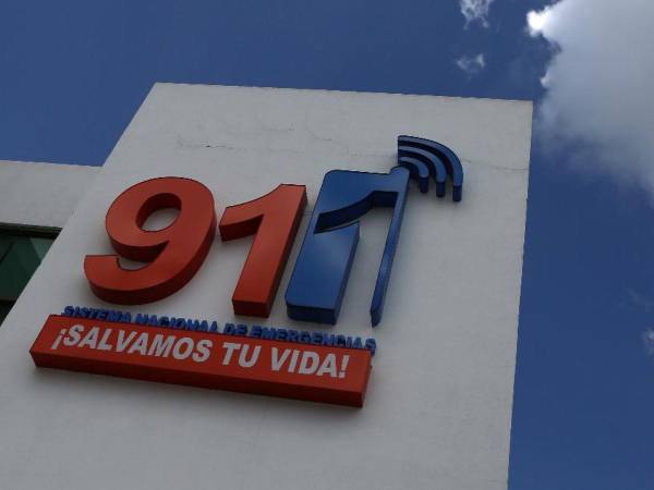 Trabajadores del 911 señalaron que, al presentarse a sus labores, no pudieron ingresar porque sus nombres no figuran en listados oficiales, y se les ordenó retirarse sin explicación formal.