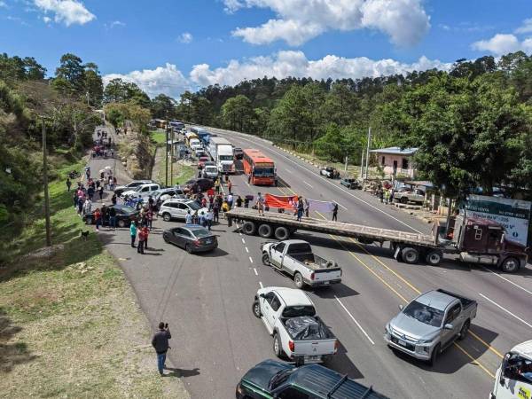 Los pobladores hicieron uso de pancartas y atravesaron varios vehículos para bloquear el paso y que su petición sea escuchada.