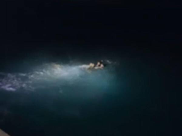 Equipos de rescate buscan a una madre y su bebé desaparecidos tras caer al mar desde el barco Mister Jim frente a Brus Laguna.