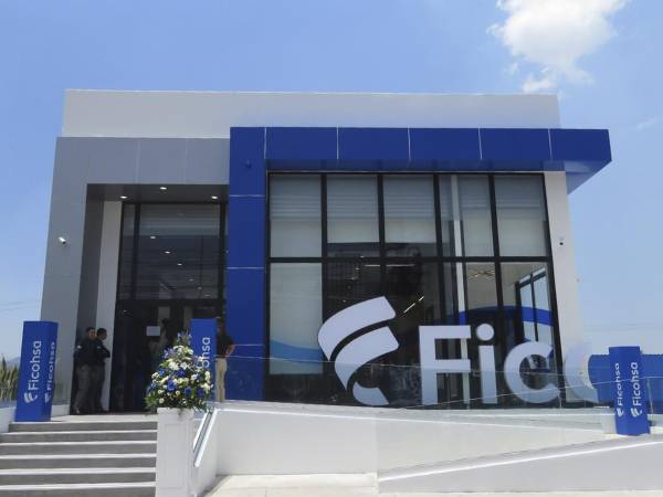 Autoridades de Ficohsa durante el acto de inauguración de la nueva agencia en bulevar Suyapa.