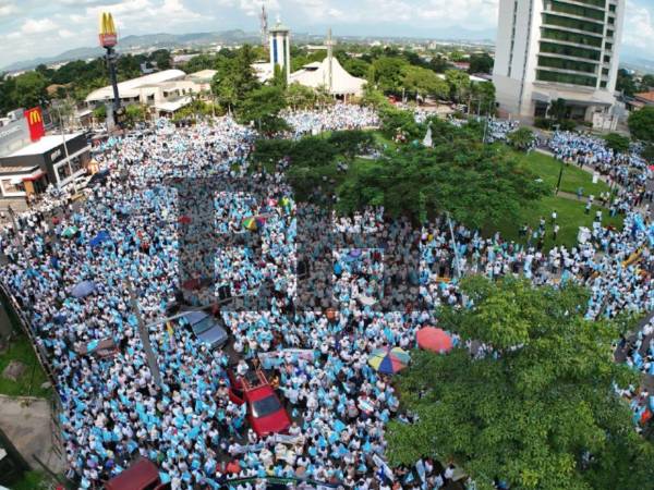 Este sábado cientos de hondureños en San Pedro Sula protagonizaron una masiva movilización como parte de la caminata convocada por las iglesias Católica y Evangélica en pro de la democracia y la paz de Honduras. Más fotos a continuación.