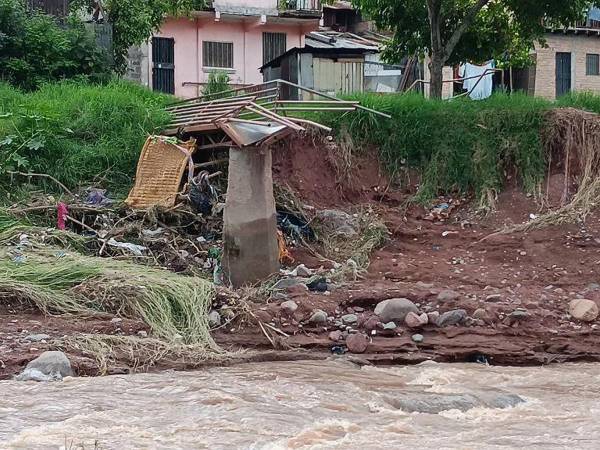El puente peatonal que conecta la zona baja de colonia La Vega con La Joya fue arrastrado por la fuerte corriente del río Jacaleapa en las últimas horas, tras las intensas lluvias que han azotado la capital de Honduras esta semana.