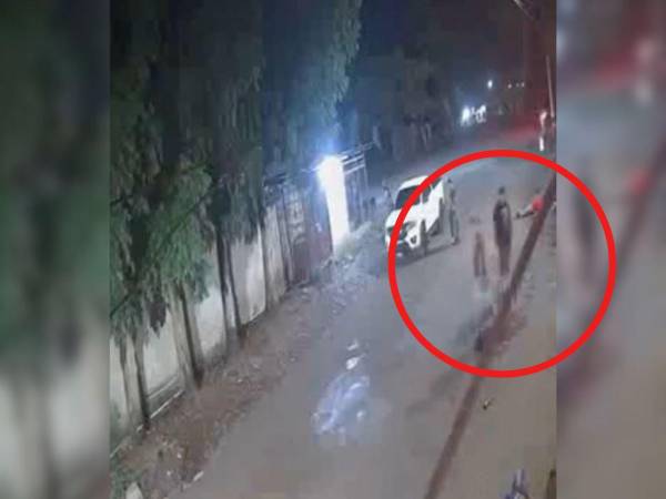 En video quedó captado el momento en que tres hombres asesinan a dos jóvenes afuera de un bar.