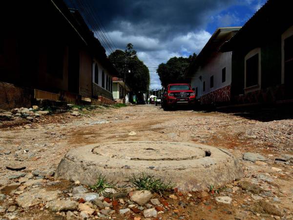 La comunidad la llama, sin vueltas y con algo de humor negro, <b>“la calle de los muertos”</b>. Por allí transitan los cortejos fúnebres, tambaleando entre baches, lodo y piedras sueltas.