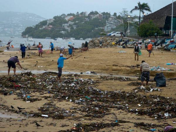 El NHC espera que Blas se mantenga sobre las aguas del océano Pacífico para después debilitarse hacia la noche del viernes.