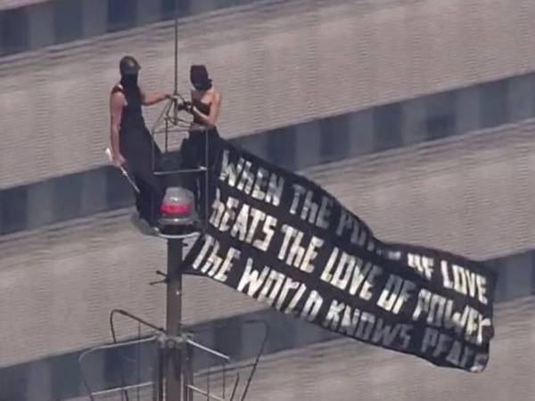 Una pareja de origen ruso fueron arrestadas el pasado miércoles 1 de julio en Nueva York, Estados Unidos, luego de haber escalado hasta la cima del Empire State Building, donde protagonizaron una inesperada propuesta de matrimonio, previo a ser interceptada por las autoridades.