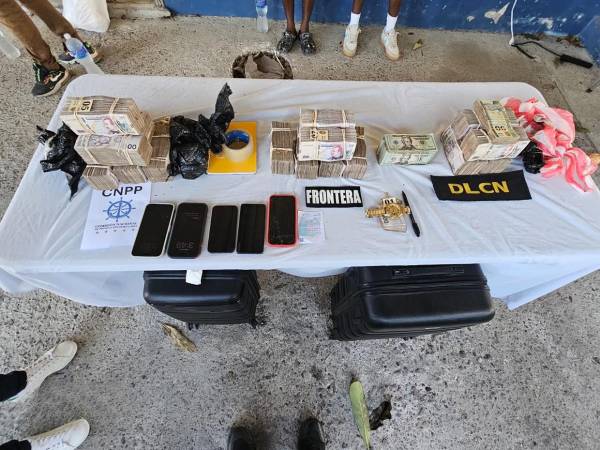 Tres hombres fueron capturados en el Muelle de Cabotaje de La Ceiba cuando pretendían abordar una embarcación con destino a la isla de Roatán, portando una suma superior a un millón de lempiras en efectivo de la cual no pudieron justificar su origen. Lo que se sabe del caso.