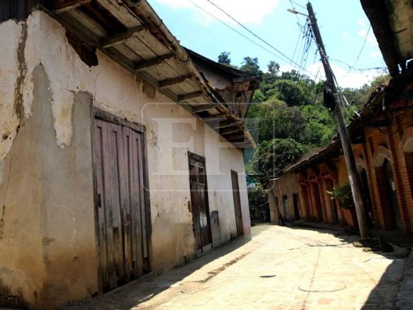 Las calles de San Juancito conservan un aire como de un pueblo detenido en el tiempo, rodeadas de casas antiguas que evocan la época en que este lugar fue el corazón minero del país. Recorramos sus calles mientras conocemos su historia.