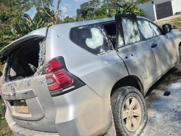 La camioneta en la que se conducían quedó totalmente destruida.