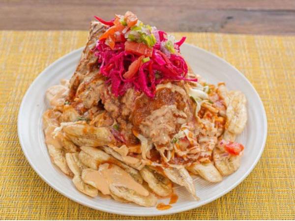 El pollo chuco es uno de los platillos más populares de la gastronomía hondureña. Su combinación de pollo frito crujiente, tajadas de banano verde, repollo, chismol, encurtido y salsa lo convierten en un referente.