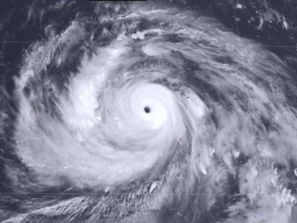 El supertifón Bavi se acerca a Filipinas tras tocar tierra en una isla del Pacífico.