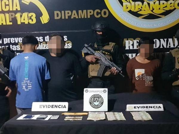 Los arrestados fueron identificados con los seudónimos de “Jhonny”, “El niño” y un menor de 15 años.