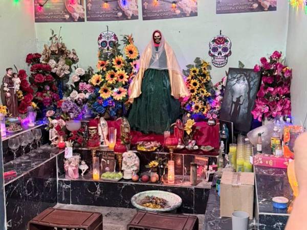 Un altar con imágenes de la Santa Muerte, armas de fuego y supuesta droga fueron los elementos encontrados por agentes de la Dirección Policial de Investigaciones (DPI) durante un allanamiento ejecutado contra una estructura denominada Los Kiwis en el departamento de Yoro.