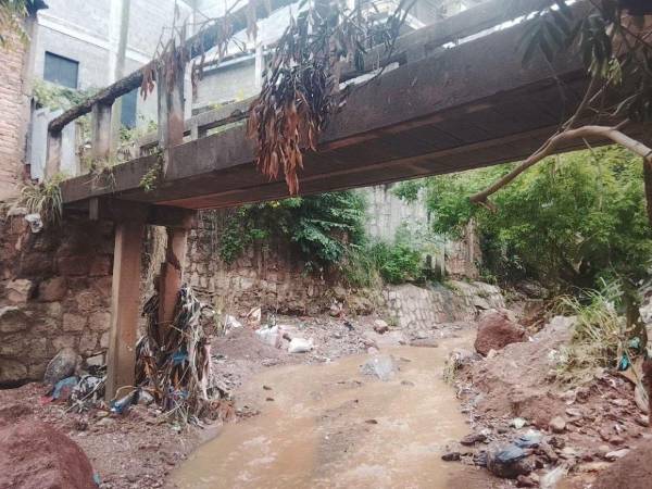 Más de 5,000 vecinos del sector 7A de la colonia Villa Nueva podrían quedar incomunicados si colapsa uno de los puentes peatonales que conecta a la zona y se encuentra sumamente deteriorado.