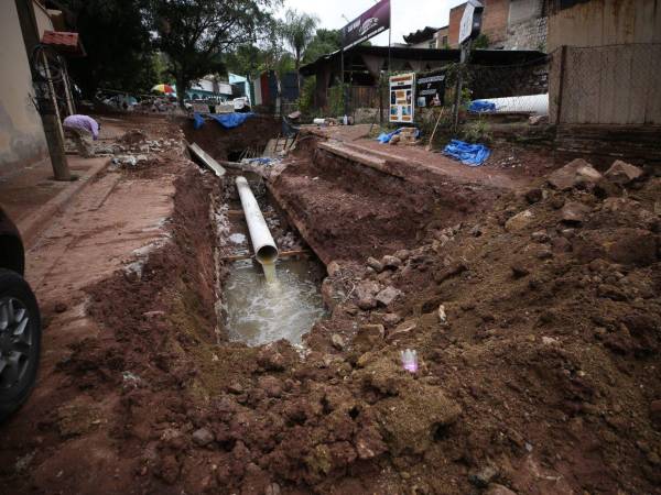 El gran agujero tiene hasta tres metros de profundidad, y representa un riesgo debido a la exposición de aguas negras.
