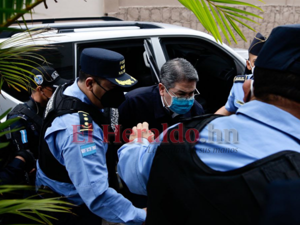 Fotografía de archivo de Juan Orlando Hernández cuando llegaba a su primera audiencia el 16 de febrero.