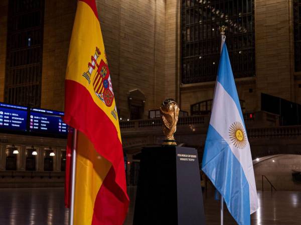 La selección que conquiste este domingo 19 de julio el Mundial 2026 no solo escribirá su nombre en la historia del fútbol. Además de levantar el trofeo más prestigioso del planeta, el nuevo campeón regresará a casa con una serie de premios que incluyen medallas, exclusivos anillos conmemorativos y un millonario incentivo económico otorgado por la FIFA.