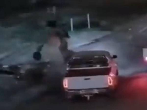 En el video se aprecia que el último automotor, el pick-up doble cabina, durante el rebase, queda completamente en el carril contrario.