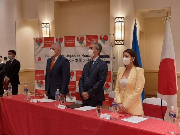 Los municipios beneficiados con infraestructura son Santos Guardiola en Islas de la Bahía, San José, Copán, con la ampliación y reparación del establecimiento de salud y San Francisco de Becerra en Olancho, se dotará de una ambulancia.