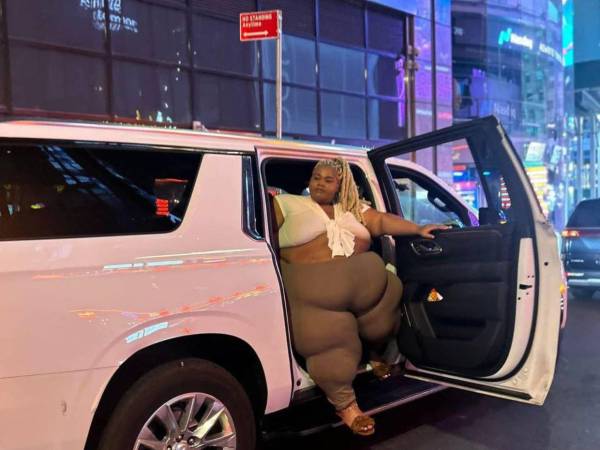 Dank Demoss, una rapera e influencer de Detroit, Estados Unidos, ha presentado una demanda contra un conductor de taxi de la plataforma “Lyft”, quien supuestamente se negó a transportarla alegando que su peso era demasiado elevado para el vehículo.