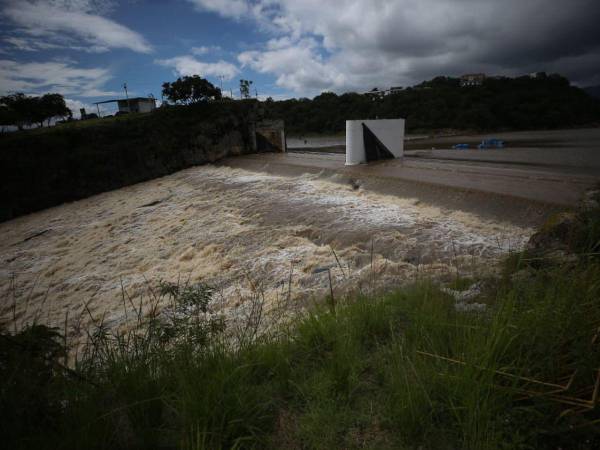 Rebasando la cortina de la represa Los Laureles, tras las intensas lluvias que han dejado serios daños en varios departamentos de Honduras, entre ellos Francisco Morazán, que se mantiene en alerta roja.