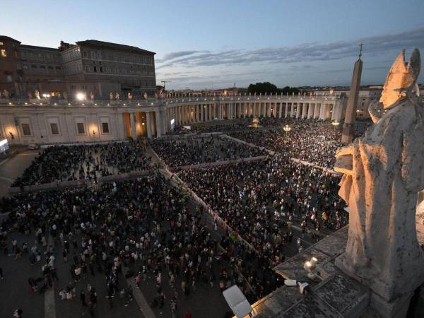La primera jornada del cónclave concluyó con una fumata negra, señal de que aún no hay sucesor para el papa Francisco.