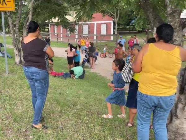 El impacto del accidente resultó fatal para la joven, quien lamentablemente falleció en el lugar del incidente hasta donde llegaron familiares quienes visiblemente afectados, clamaban justicia.