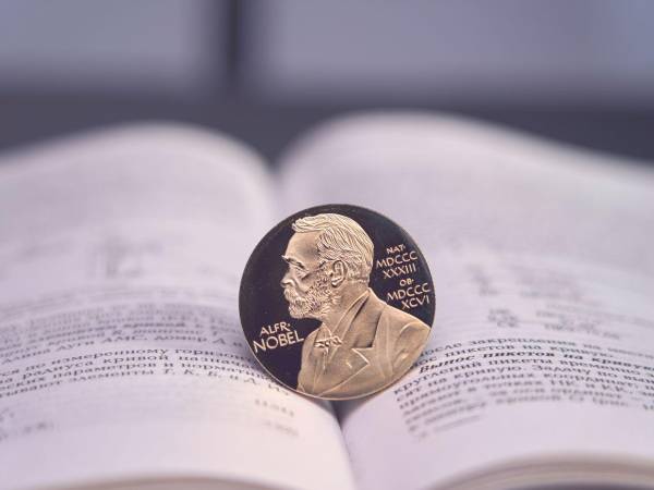A veces de la lista de apuestas sale el ganador, otras termina siendo una total sorpresa. Mañana se sabrá quién es el Premio Nobel de Literatura 2026.