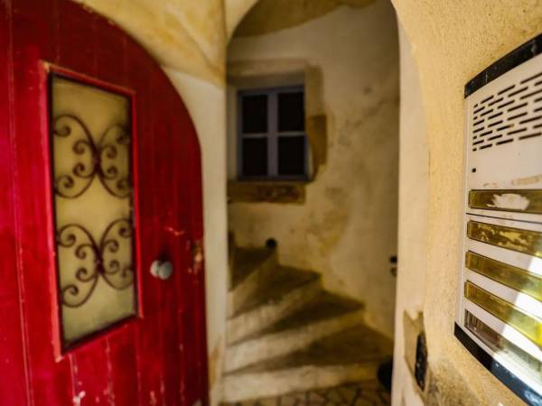 Autoridades francesas inspeccionan la vivienda donde fueron encontrados los cuerpos de cinco recién nacidos.