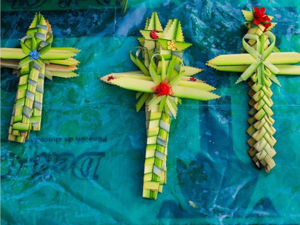 La feria se instala en distintas calles y avenidas de la 'Exparada 8', una zona tripartita entre los distritos 4, 7 y 14 de El Alto, ciudad vecina de La Paz a más de 4.100 metros de altitud.