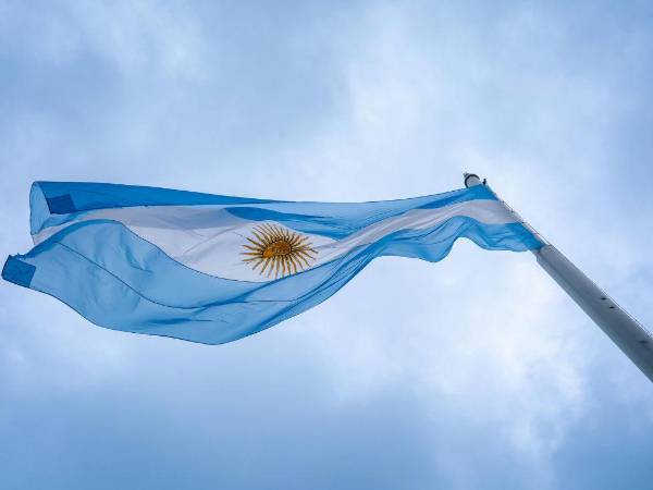 Los deudores alimentarios son personas que incumplen, de manera total o parcial, con el pago de la cuota alimentaria fijada judicialmente para sus hijos.