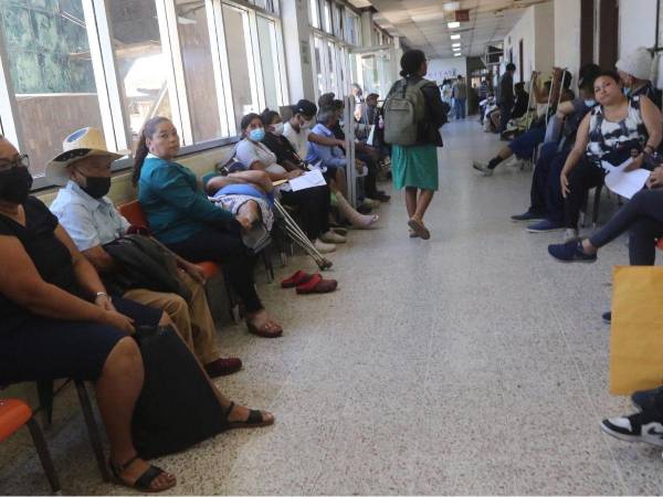 Abarrotadas lucen varias salas del Hospital Escuela por la cantidad de personas que llegan por atención luego de sufrir un accidente vial.